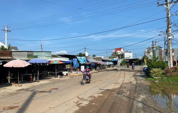 Khu vực ngã ba quốc lộ 1A đi Tà Mon và chợ Tân Lập sau khi Công an xã Tân Lập tuyên truyền, cam kết