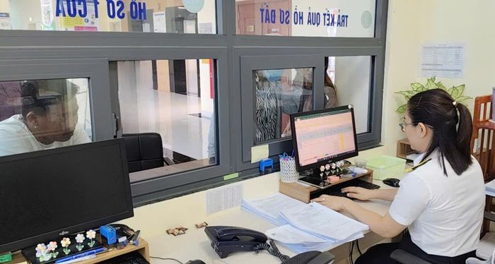 Cán bộ Thuế cơ sở 6 tỉnh Lâm Đồng hỗ trợ người dân thực hiện nghĩa vụ tài chính