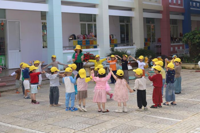 Trẻ được vui chơi, sinh hoạt ngoài trời với các trò chơi hấp dẫn