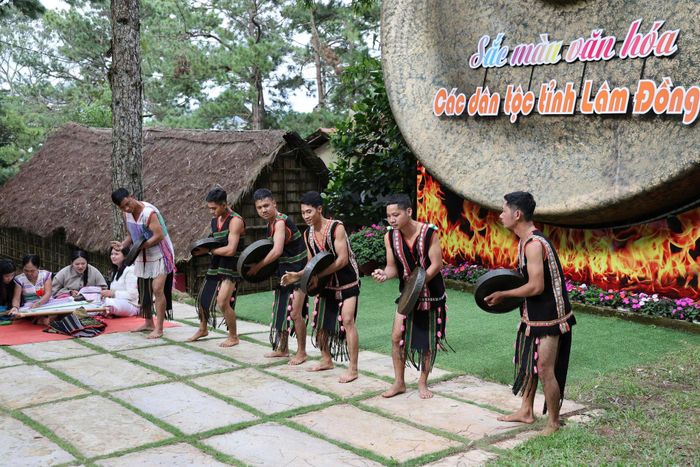Biểu diễn cồng chiêng tại lễ hội sắc màu văn hóa các dân tộc Lâm Đồng. 