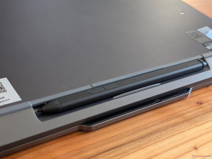 Slim Pen 2 nằm gọn gàng và gần như phẳng trong khe cắm của máy