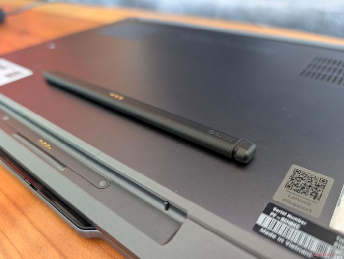Thiết kế mỏng và hình chữ nhật của Slim Pen 2 khiến việc cầm nắm khó khăn hơn so với các loại bút dày như Surface Pen
