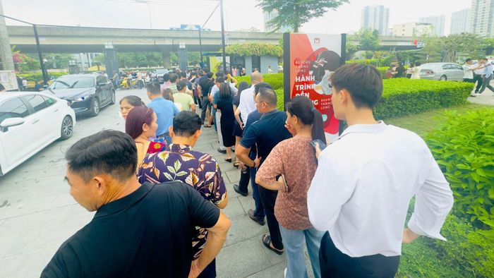 Trong buổi đầu mở cửa, từng đoàn người xếp hàng dài chờ nhận vé vào cửa miễn phí.