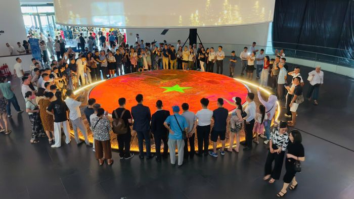Sa bàn kết hợp công nghệ trình chiếu hiện đại.