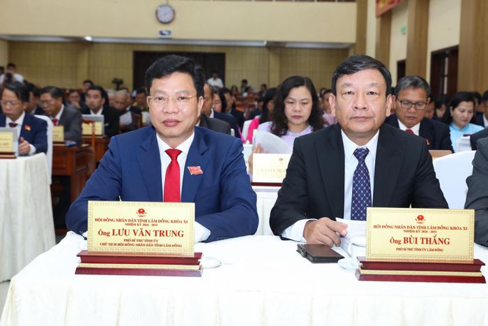 Các đồng chí: Lưu Văn Trung, Phó Bí thư Tỉnh ủy, Chủ tịch HĐND tỉnh; Bùi Thắng, Phó Bí thư Tỉnh ủy dự phiên khai mạc