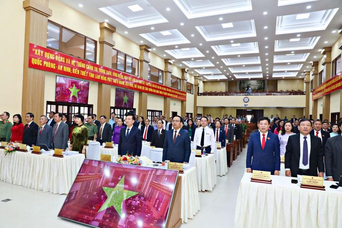 Các đại biểu tham dự kỳ họp thực hiện nghi thức chào cờ