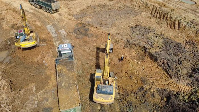 Các phần việc trọng tâm gồm thi công kè bao quanh hồ dài 1.952 m và đào lòng hồ với khối lượng khoảng 730.000 m3 đất.