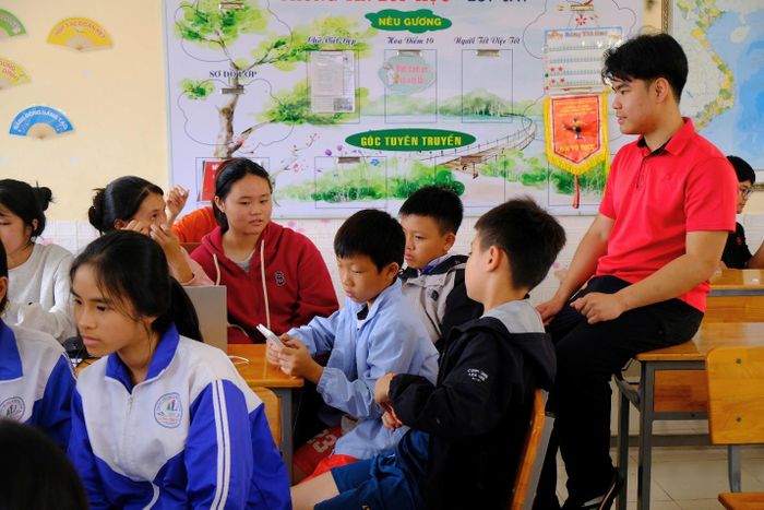 Các em học sinh học Toán trải nghiệm trực tiếp tại lớp học và ứng dụng nền tảng số dưới sự hướng dẫn của các thành viên dự án CSI