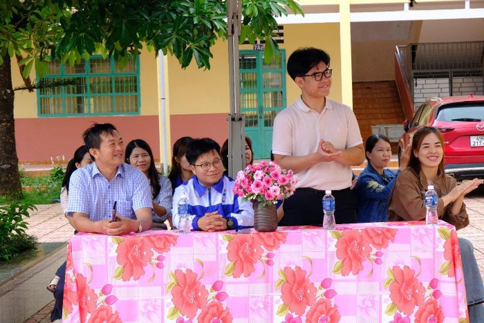 Đại diện Trường Tiểu học và THCS Lương Thế Vinh và em Trần Minh Quang trong buổi khai giảng khóa học tại thực địa