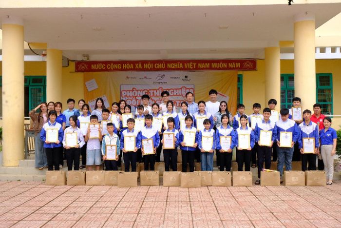 Dự án CSI trao học bổng và các thiết bị học cho học sinh Trường Tiểu học và THCS Lương Thế Vinh