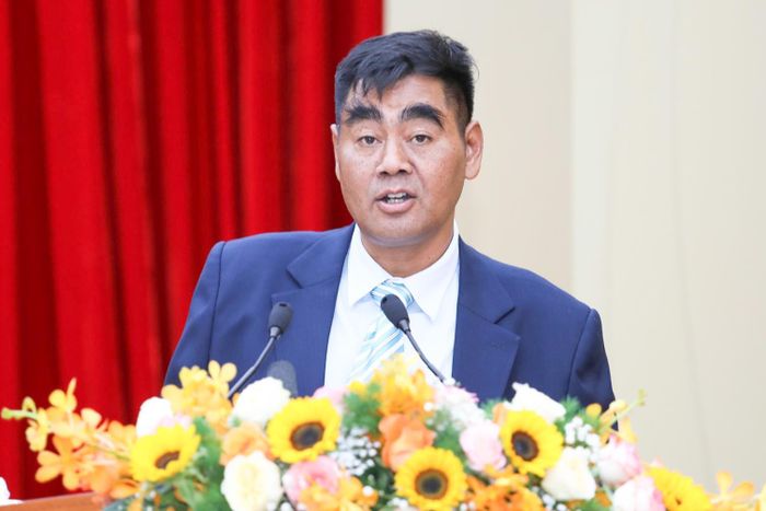 Đồng chí Bon Yô Soan, Phó Chủ tịch Ủy ban MTTQ Việt Nam tỉnh trình bày Thông báo tóm tắt hoạt động tham gia xây dựng chính quyền, tổng hợp ý kiến, kiến nghị của cử tri và Nhân dân địa phương 6 tháng đầu năm 2026