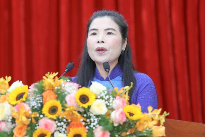 Bà Phạm Thị Tường Vân, Trưởng Ban Kinh tế - Ngân sách HĐND tỉnh trình bày tóm tắt báo cáo thẩm tra