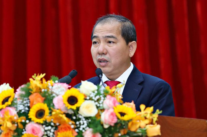 Đồng chí Lê Ngọc Tiến, Tỉnh ủy viên, Giám đốc Sở Tài chính, thừa ủy quyền Chủ tịch UBND tỉnh trình bày tóm tắt các tờ trình, dự thảo nghị quyết