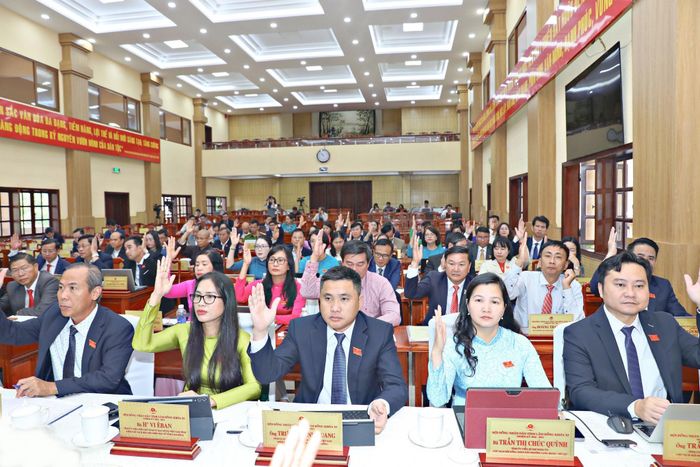 Các đại biểu biểu quyết thông qua các dự thảo nghị quyết tại kỳ họp