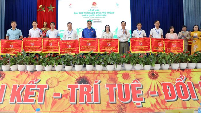 Trao Cờ lưu niệm cho các đoàn đạt thành tích cao ở môn cầu lông