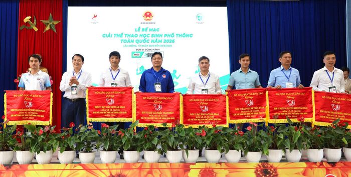 Trao Cờ lưu niệm cho các đoàn đạt thành tích cao ở môn võ cổ truyền
