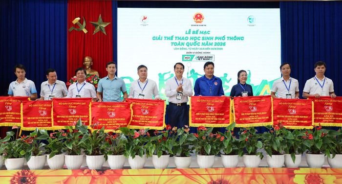 Trao Cờ lưu niệm cho các đoàn đạt thành tích cao ở môn bơi