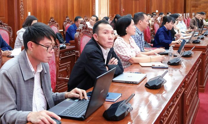 Các đại biểu được giới thiệu những tính năng mới bổ sung trên hệ thống, xử lý văn bản điện tử