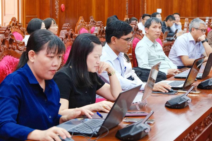 Các đại biểu được giới thiệu những tính năng mới bổ sung trên hệ thống, tập trung vào các nội dung như quản lý, xử lý văn bản điện tử