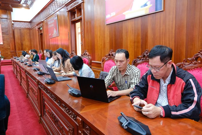 Các đại biểu được tập huấn hướng dẫn sử dụng các chức năng mới được nâng cấp, bổ sung trên phần mềm Hệ thống thông tin điều hành tác nghiệp các cơ quan Đảng