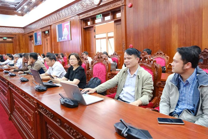 Đại diện lãnh đạo và cán bộ, công chức phụ trách công tác văn phòng, công nghệ thông tin, văn thư, lưu trữ của các cơ quan tham mưu, giúp việc Tỉnh ủy tham dự hội nghị