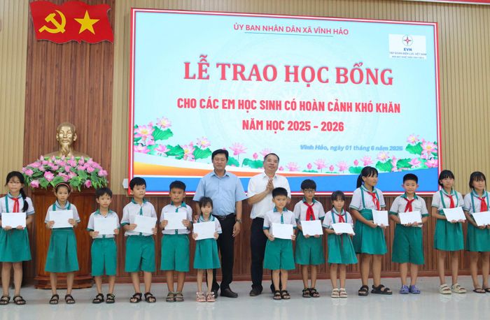 Trao học bổng cho học sinh tiểu học xã Vĩnh Hảo