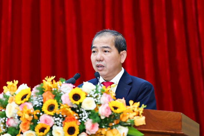 Đồng chí Lê Ngọc Tiến, Tỉnh ủy viên, Giám đốc Sở Tài chính, thừa ủy quyền Chủ tịch UBND tỉnh trình bày tóm tắt các tờ trình, dự thảo nghị quyết