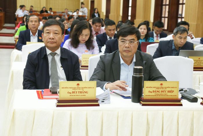 Đồng chí Bùi Thắng, Phó Bí thư Tỉnh ủy và đồng chí Đặng Đức Hiệp, Ủy viên Ban Thường vụ Tỉnh ủy, Phó Trưởng Đoàn chuyên trách Đoàn ĐBQH tỉnh Lâm Đồng tham dự kỳ họp