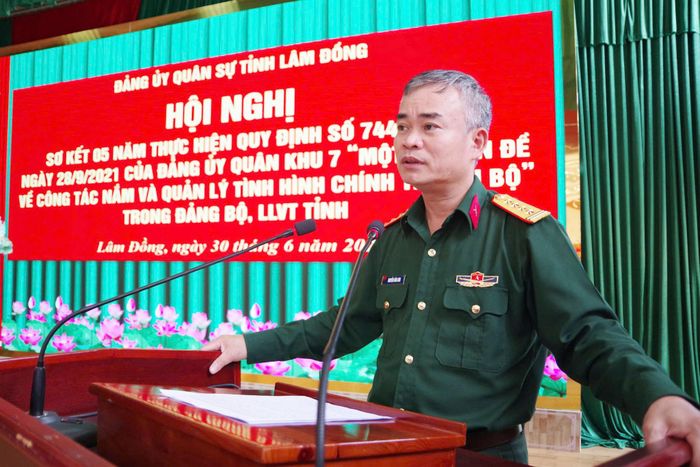 Đại tá Nguyễn Văn Sơn, Tỉnh ủy viên, Chính ủy Bộ CHQS tỉnh phát biểu về công tác nắm tình hình tư tưởng cán bộ, chiến sĩ trong toàn lực lượng