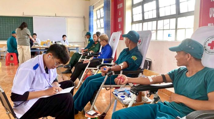 Lực lượng vũ trang và đoàn viên, thanh niên xã Lạc Dương tham gia hiến máu