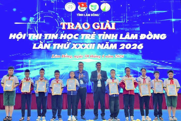Trao Bằng khen cho các thí sinh có thành tích cao tại hội thi