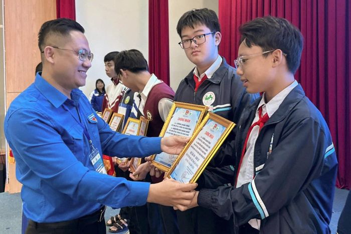 Trao Bằng khen cho các thí sinh có thành tích cao tại hội thi