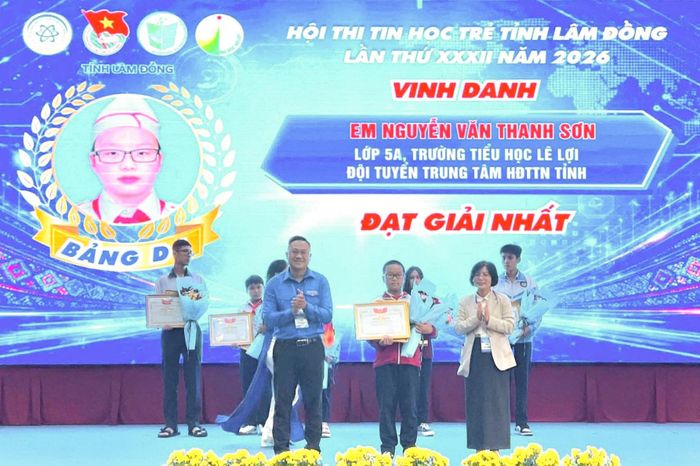 Trao giải cho các thí sinh đạt thành tích cao tại hội thi