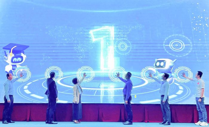 Các đại biểu thực hiện nghi thức khai mạc cuộc thi Sáng tạo Robotics tỉnh Lâm Đồng lần thứ I