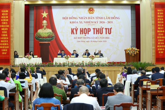 Các đại biểu HĐND tỉnh biểu quyết miễn nhiệm Ủy viên UBND tỉnh Lâm Đồng khóa XI, nhiệm kỳ 2026 - 2031
