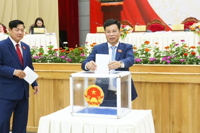 Các đại biểu bỏ phiếu bầu bổ sung Ủy viên UBND tỉnh Lâm Đồng
