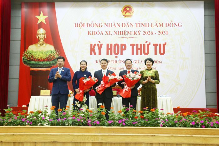 Các đồng chí: Lưu Văn Trung, Phó Bí thư Tỉnh ủy, Chủ tịch HĐND tỉnh; Phạm Thị Phúc, Phó Bí thư Tỉnh ủy, Chủ tịch Ủy ban MTTQ Việt Nam tỉnh tặng hoa chúc mừng tân Ủy viên UBND tỉnh Lâm Đồng và các đồng chí được Ban Thường vụ Tỉnh ủy phân công nhiệm vụ mới