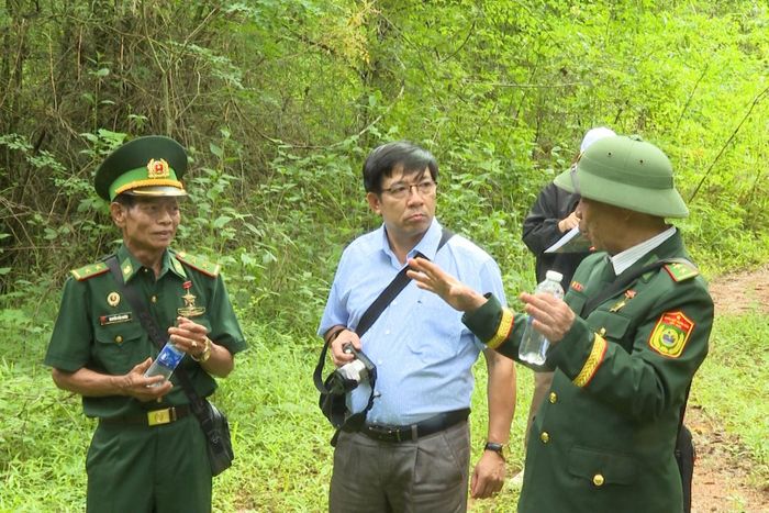 Ông Nguyễn Thanh Hiền chia sẻ với thành viên trong đoàn về giá trị lịch sử của di tích