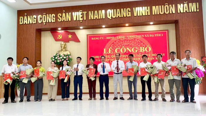 Các đồng chí lãnh đạo xã Đạ Tẻh 2 trao quyết định chỉ định cấp ủy, bí thư, phó bí thư chi bộ các thôn mới thành lập