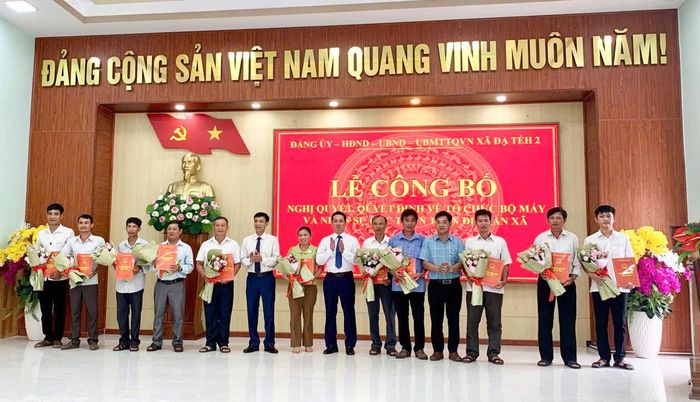 Lãnh đạo xã Đạ Tẻh 2 công bố các quyết định, chỉ định trưởng thôn lâm thời mới thành lập