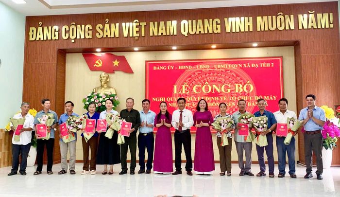 Lãnh đạo xã Đạ Tẻh 2 công bố quyết định công nhận Ban Công tác Mặt trận cùng trưởng, phó ban công tác Mặt trận tại các thôn mới