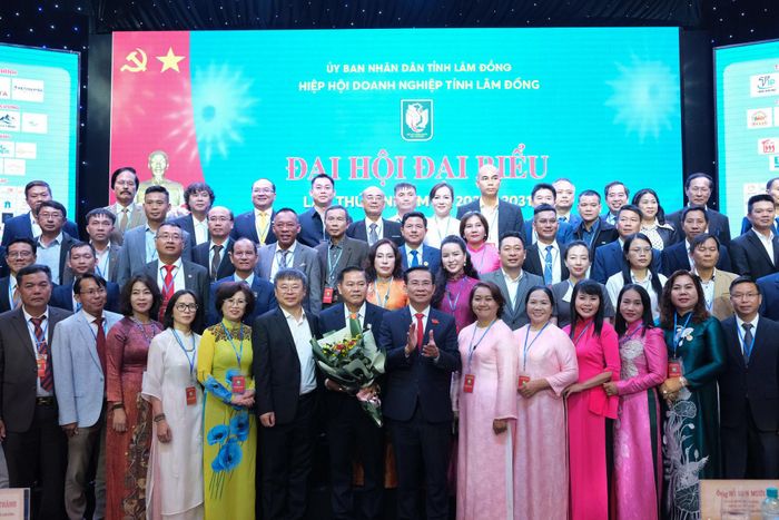 Ban Chấp hành Hiệp hội Doanh nghiệp tỉnh Lâm Đồng nhiệm kỳ 2026 - 2031 ra mắt và chụp ảnh lưu niệm cùng lãnh đạo tỉnh, Liên đoàn Thương mại và Công nghiệp Việt Nam Chi nhánh TP Hồ Chí Minh