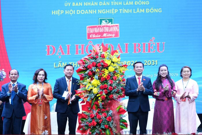 Đồng chí Hồ Văn Mười, Ủy viên Ban Chấp hành Trung ương Đảng, Phó Bí thư Tỉnh ủy, Chủ tịch UBND tỉnh tặng hoa chúc mừng đại hội