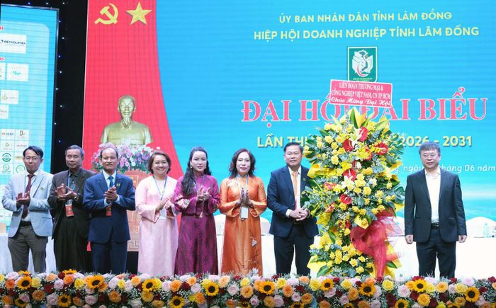 Liên đoàn Thương mại và Công nghiệp Việt Nam Chi nhánh TP Hồ Chí Minh tặng hoa chúc mừng Ban Chấp hành Hiệp hội Doanh nghiệp tỉnh Lâm Đồng