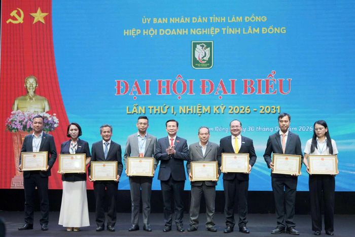 Đồng chí Hồ Văn Mười, Ủy viên Ban Chấp hành Trung ương Đảng, Phó Bí thư Tỉnh ủy, Chủ tịch UBND tỉnh trao Bằng khen của UBND tỉnh cho các doanh nghiệp có đóng góp trong Hiệp hội