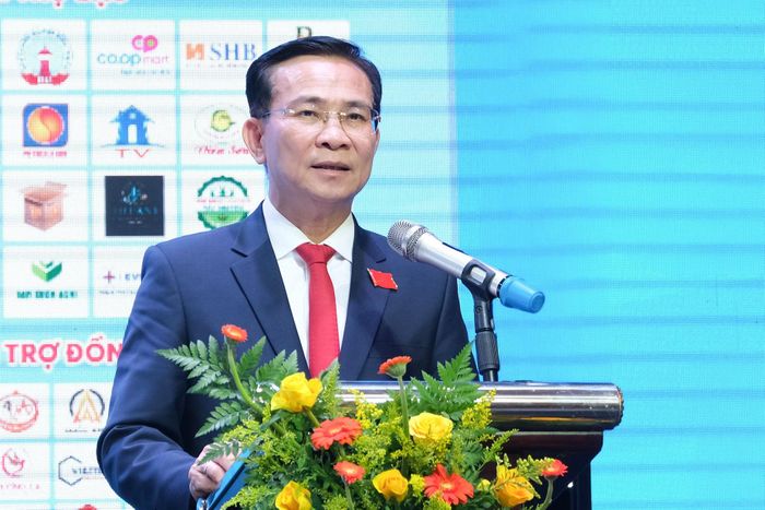Đồng chí Hồ Văn Mười, Ủy viên Ban Chấp hành Trung ương Đảng, Phó Bí thư Tỉnh ủy, Chủ tịch UBND tỉnh phát biểu chỉ đạo tại đại hội