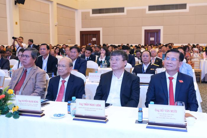 Đồng chí Hồ Văn Mười, Ủy viên Ban Chấp hành Trung ương Đảng, Phó Bí thư Tỉnh ủy, Chủ tịch UBND tỉnh cùng các đồng chí nguyên lãnh đạo tỉnh, đại diện các Hội Trung ương dự đại hội