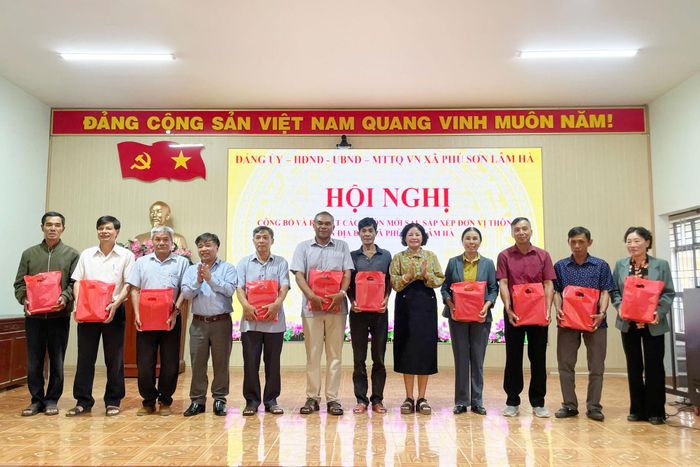 Lãnh đạo xã Phú Sơn Lâm Hà tặng quà chia tay