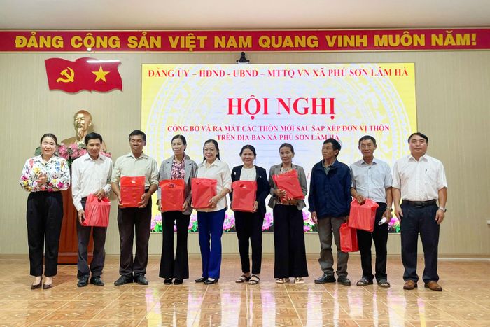 Tặng quà chia tay cho các đồng chí thôi đảm nhiệm các chức danh