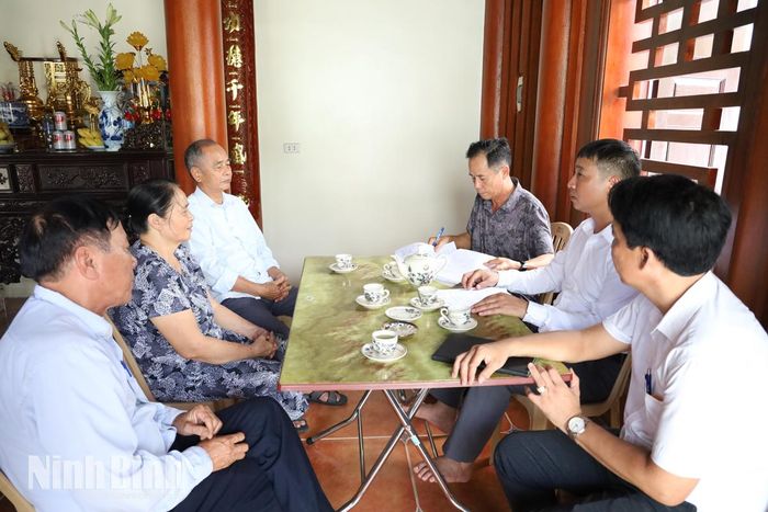 Cán bộ phường Đông A lấy ý kiến của hộ dân về phương án sắp xếp tổ dân phố sau sáp nhập.